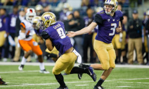 October 22, 2016: Washington quarterback Jake Browning (3) hands the ball off to Myles Gaskin (9) during the second half against Oregon State at Husky Stadium in Seattle, WA. Washington defeated Oregon State by a final score of 41-17. (Photo by Christopher Mast/Icon Sportswire)