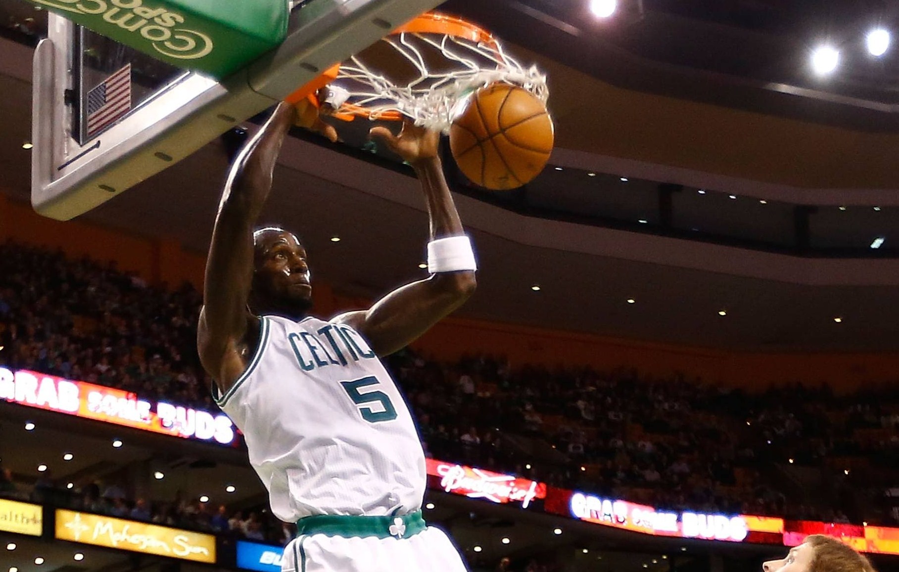 Garnett finishes alley  oop timberwolves