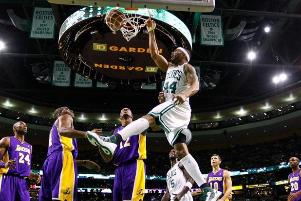 wilcox dunks on Lakers