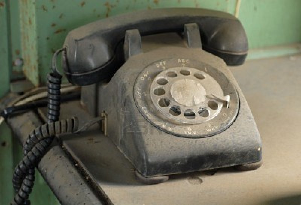 790018-old-dusty-rotary-dial-telephone-resting-on-a-table