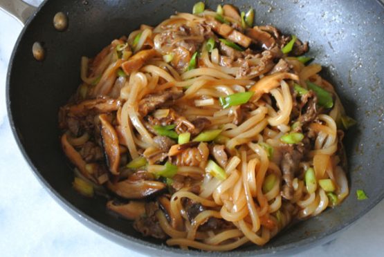 Stir-fry-Sukiyaki-Udon-prep