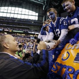 AP Pagano signing autographs Photo Michael
      Conroy