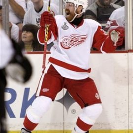 capt.18bab1fb912849d38bd6926233ce15b1.stanley_cup_red_wings_penguins_hockey_pamh123-1