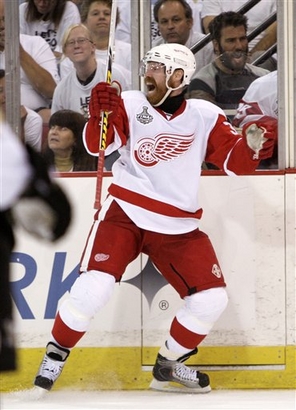 capt.18bab1fb912849d38bd6926233ce15b1.stanley_cup_red_wings_penguins_hockey_pamh123-1