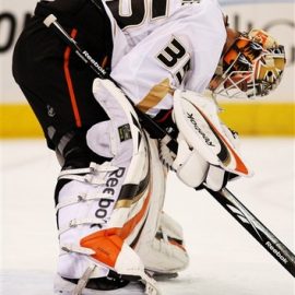 capt.552b75e3ec1e4f4bb767a0b86b14defa.ducks_penguins_hockey_pagp113