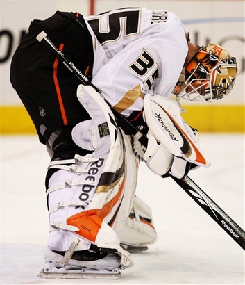 capt.552b75e3ec1e4f4bb767a0b86b14defa.ducks_penguins_hockey_pagp113