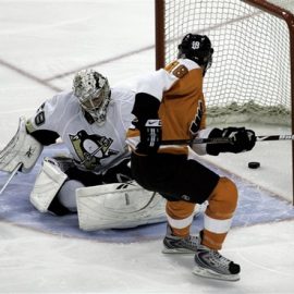 capt.5e71fcd9e0404799945ee5065cedbcac.penguins_flyers_hockey_patm107