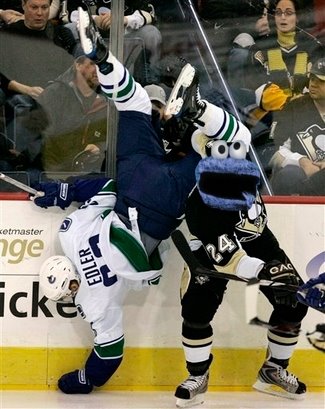 capt.9335d52d3a494ac49ff95c14d1f09e01.aptopix_canucks_penguins_hockey_pagp101