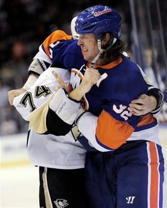 capt.a2d2546847554717a138177761263273.penguins_islanders_hockey_nysc104