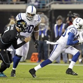 Darius_Butler_chased_by_Henne_AP_Photo_John_Raoux