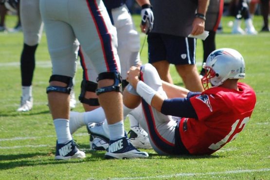 tom brady knee