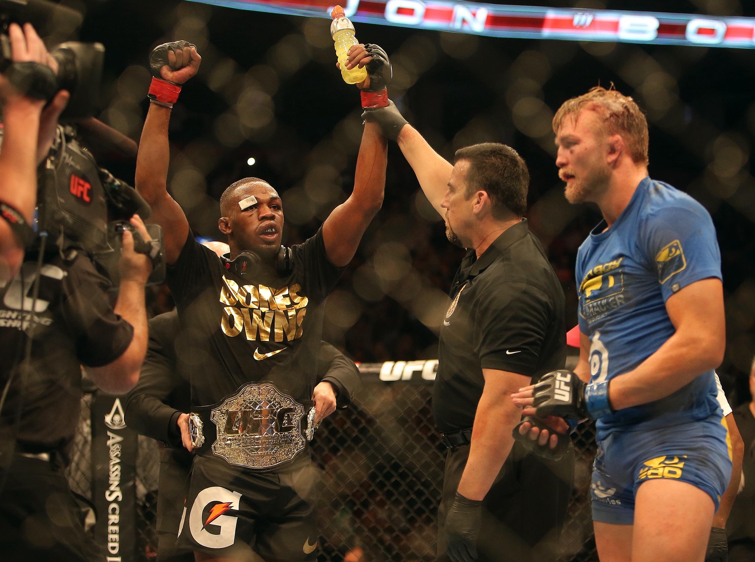 Jon Jones celebrates UFC 165 victory over Alexander      Gustafsson
