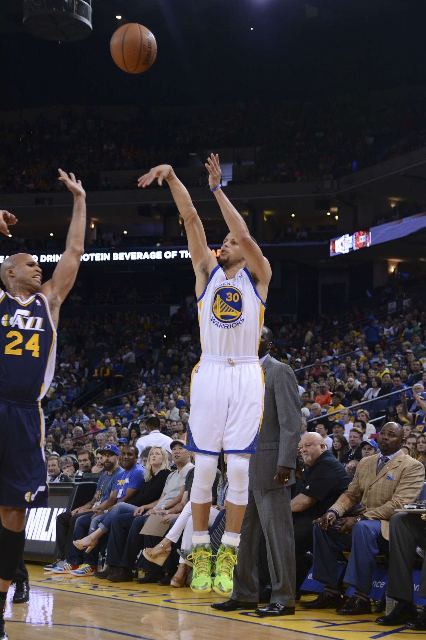 stephen curry shoots a three over richard jefferson