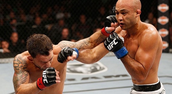 TUF-19-Finale-Frankie-Edgar-acerta-soco-em-BJ-Penn-Foto-Josh-HedgesZuffa-LLCGetty-Images-600x330