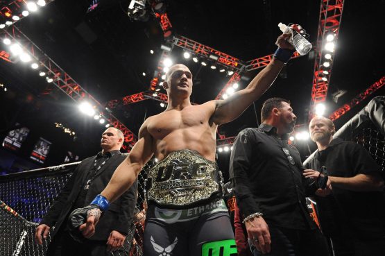 robbie lawler leave the octagon after ufc 181