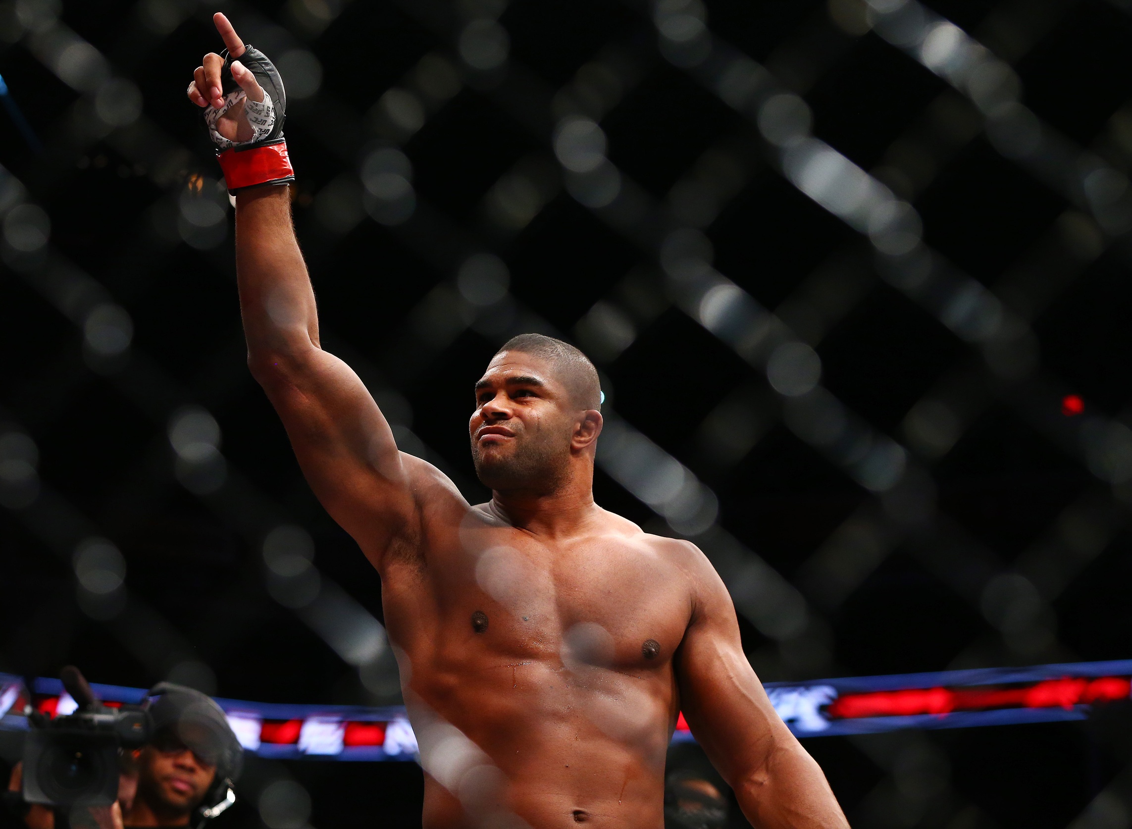 alistair overeem in cage before stefan struve      fight