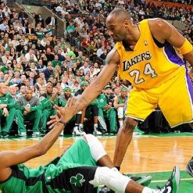 kobe-bryant-helping-up-rajon-rondo-after-collision