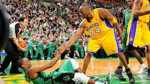 kobe-bryant-helping-up-rajon-rondo-after-collision