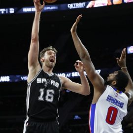 636117289761990099-ap-spurs-pistons-basketball-1