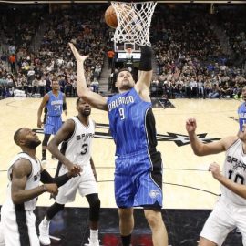 9712763-dewayne-dedmon-jonathon-simmons-david-lee-nikola-vucevic-nba-orlando-magic-san-antonio-spurs-850x560