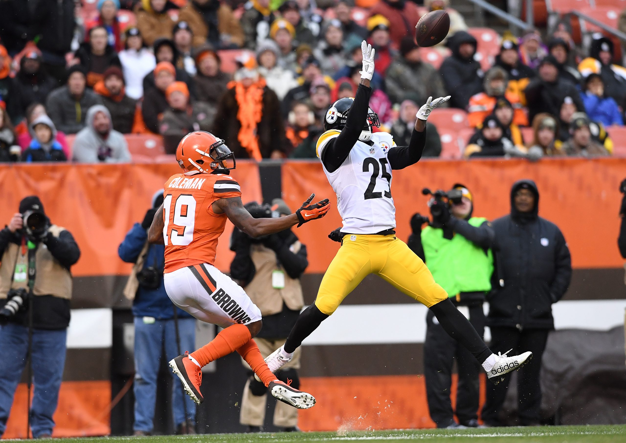 Pittsburgh Steelers v Cleveland Browns