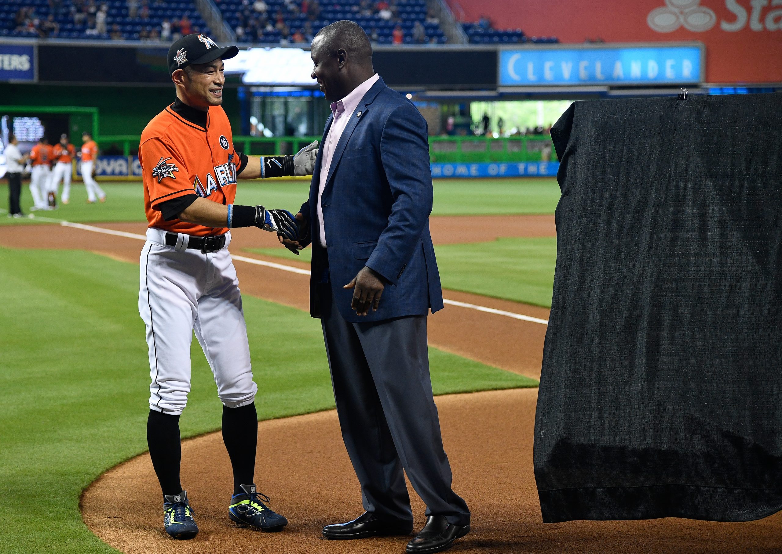 Miami Marlins Honor Ichiro Suzuki 3,000 Hit