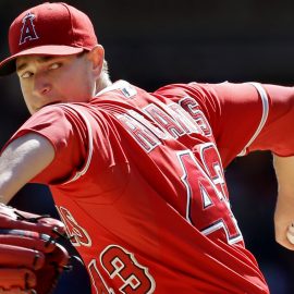 la-sp-sn-angels-pitcher-garrett-richards-signs-for-6-425-million-avoids-arbitration-20160121