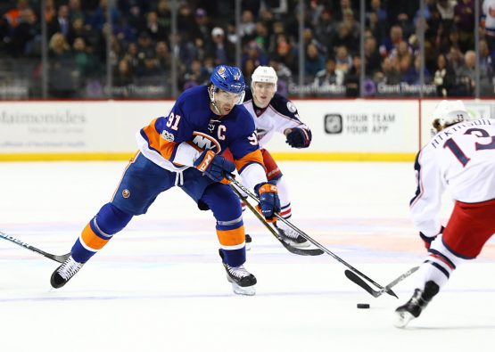 NEW YORK, NY - JANUARY 24: John Tavares #91 of the New York Islanders skates against Cam Atkinson #13 of the Columbus Blue Jackets during their game at the Barclays Center on January 24, 2017 in New York City. (Photo by Al Bello/Getty Images)