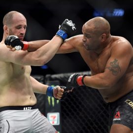 daniel cormier punches volkan oedzemir