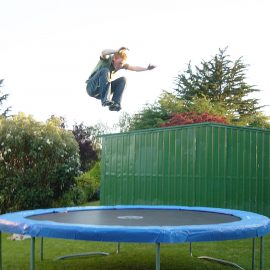 1200px-Hometrampoline