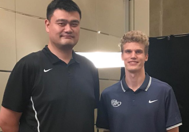 theScore on X: Lauri Markkanen is 7 feet tall but you wouldn't believe it  standing next to to Yao Ming. 😳  / X
