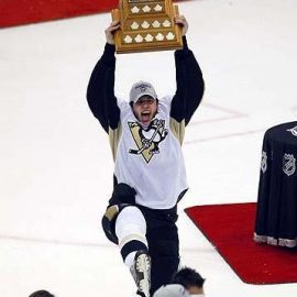 Penguins' Malkin holds up the Conn Smythe Trophy after win in Detroit