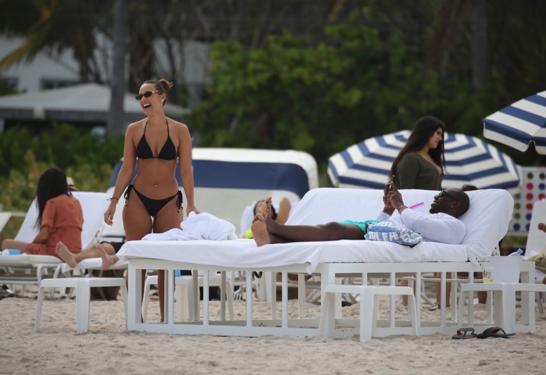 Look Terrell Owens shows off new hot girlfriend at beach in Miami