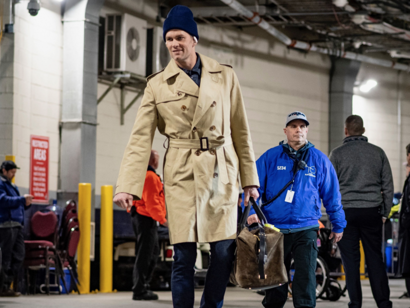 Look: Tom Brady roasted for wearing obscure-looking hat, trenchcoat before  game - The Sports Daily