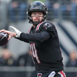 Matt McGloin made his XFL debut and led the New York Guardians to a win over the Tampa Bay Vipers on Sunday.