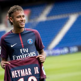 Neymar_Jr_presentation_-_Press_conference_for_PSG_001