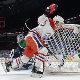 Oilers beat canucks