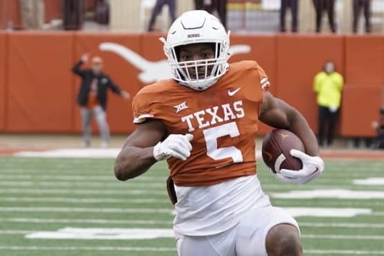 Texas Longhorns running back Bijan Robinson runs the ball.