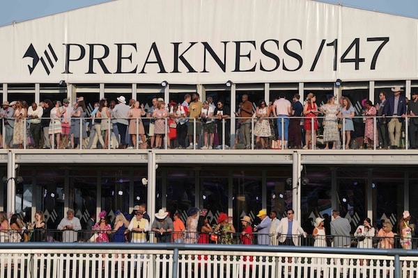 Fans at the Preakness wait for race.