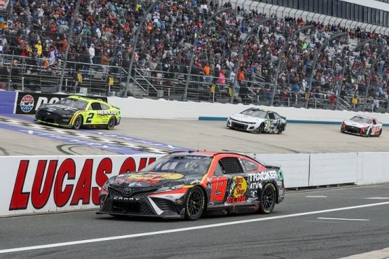 MARTIN truex jr wins at dover moves on to kansa (1)