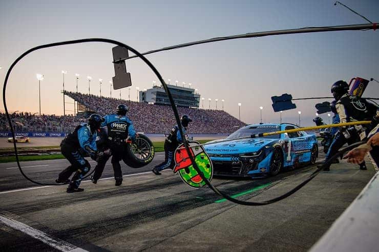 ross chastain pit crew works at nsashville (1)