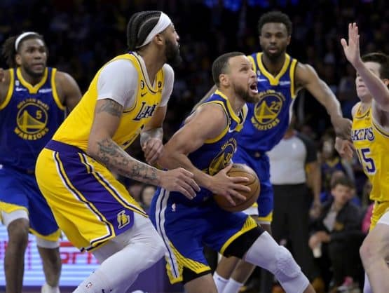 Los Angeles Lakers forward Anthony Davis (3) blocks a shot by Golden State Warriors guard Stephen Curry