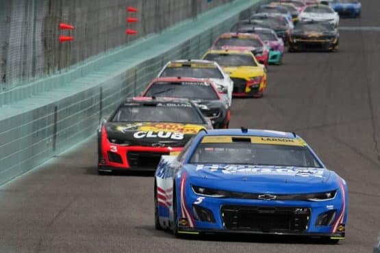 kyle larson leads pack at homestead (1)