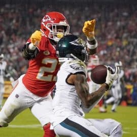 eagles hold off chiefs on mnf (1)