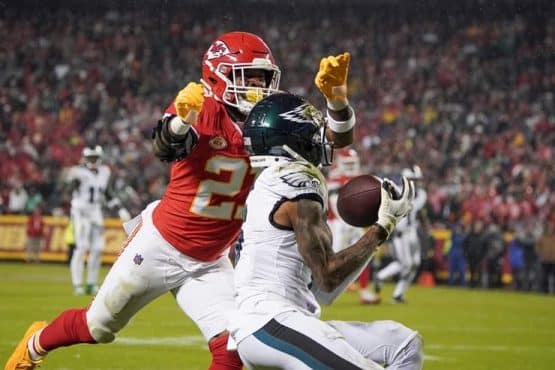 eagles hold off chiefs on mnf (1)
