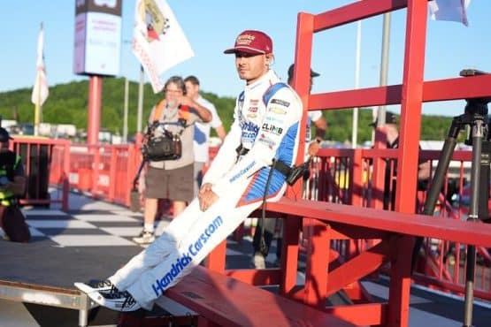 kyle larson relaxing at start of all star race (1)