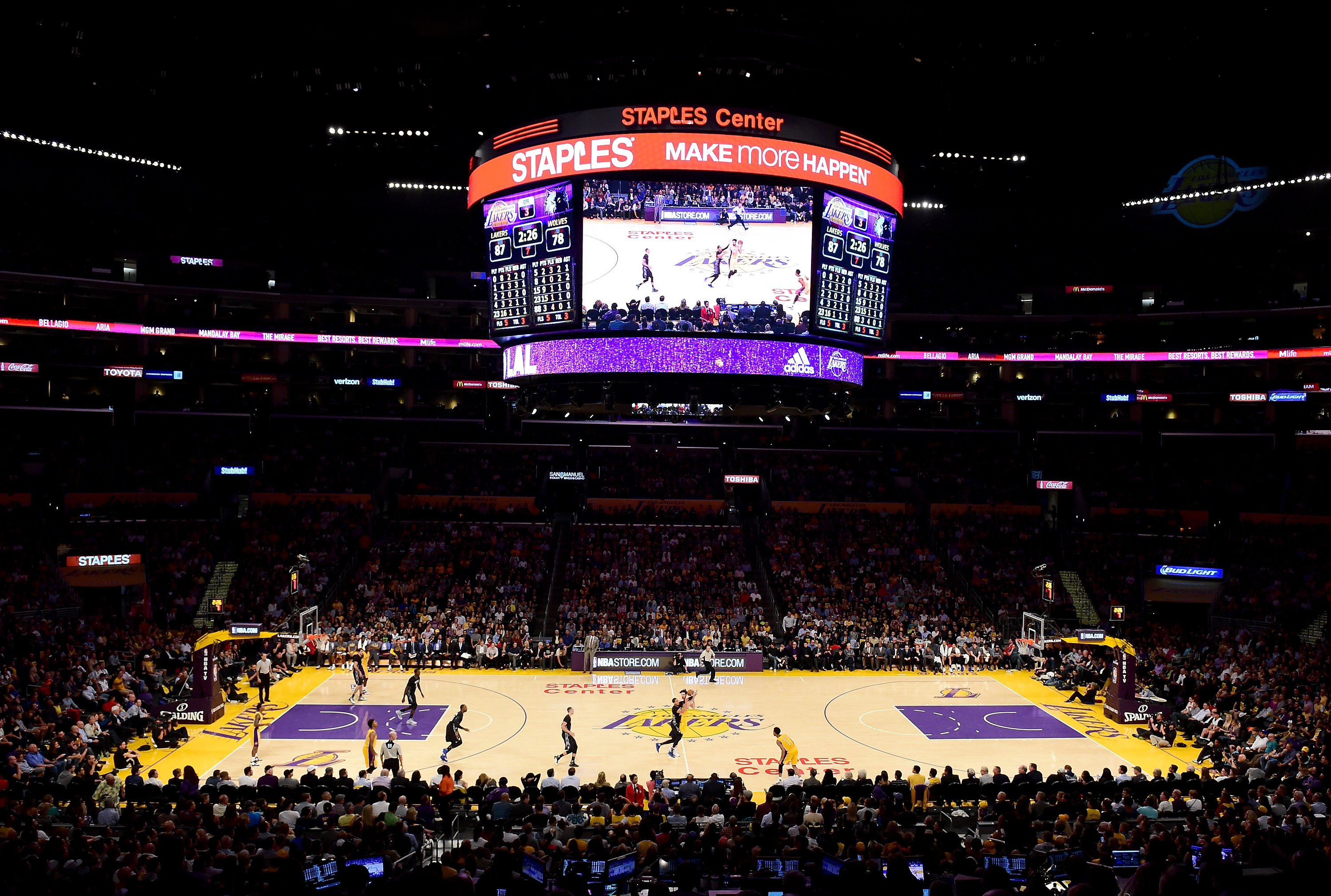 Lakers, Clippers fans boo Chargers logo shown on jumbotron (VIDEO ...