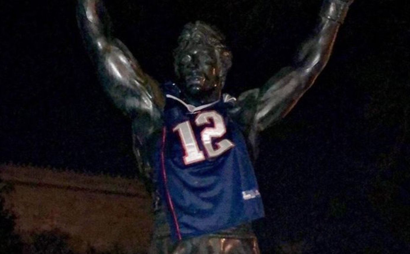 Vikings Fans Swarm Art Museum, Dress Rocky Statue In Purple And