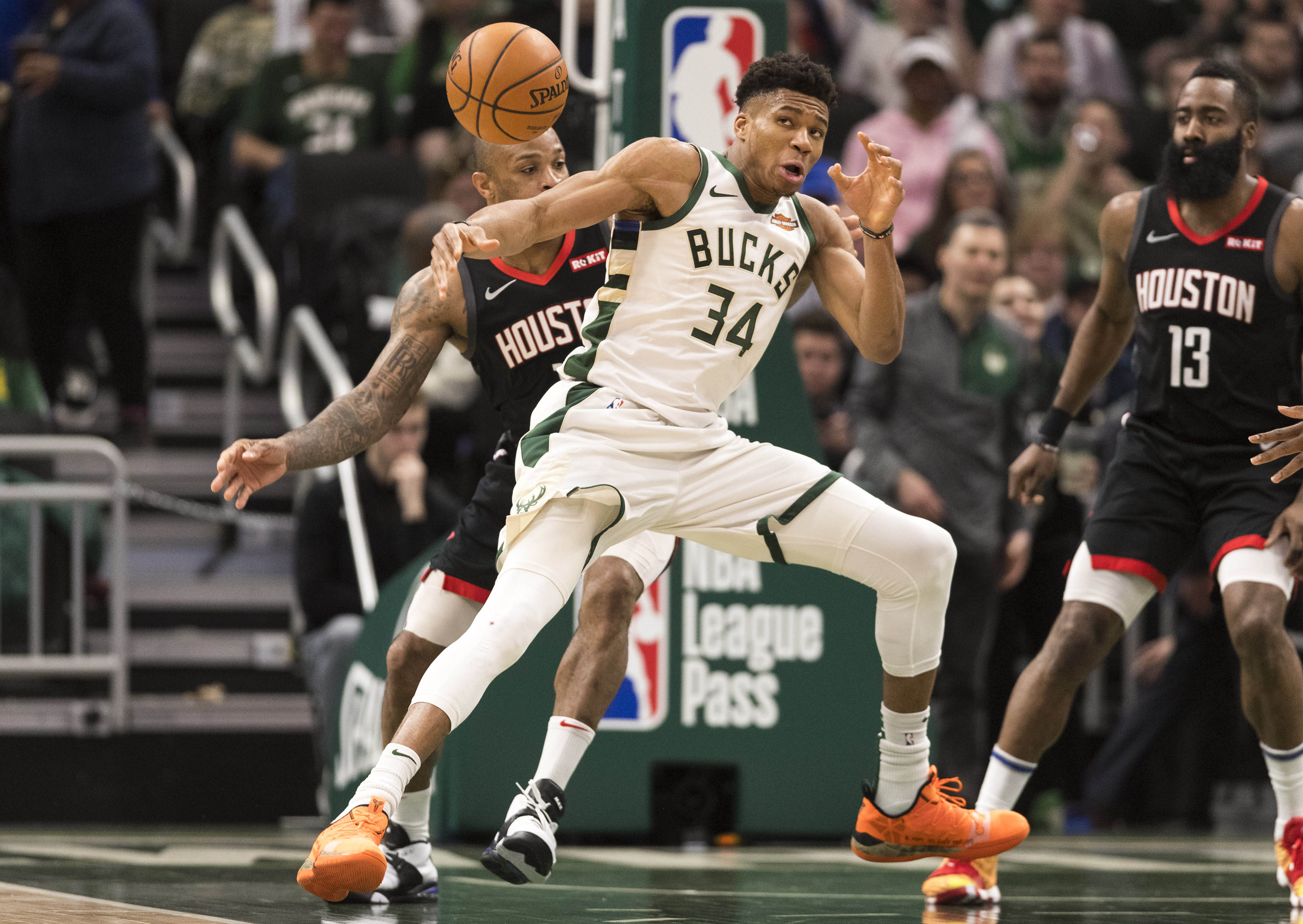 Giannis Antetokounmpo blows by entire Nets team, throws ...